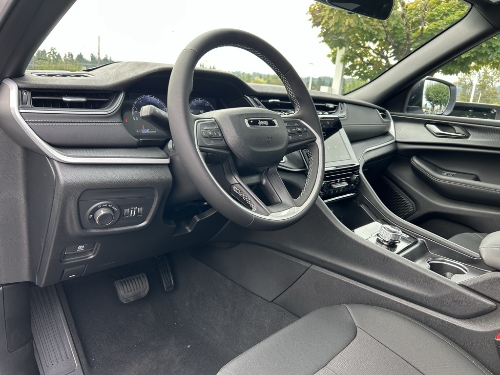2025 Jeep Grand Cherokee Laredo X photo 11