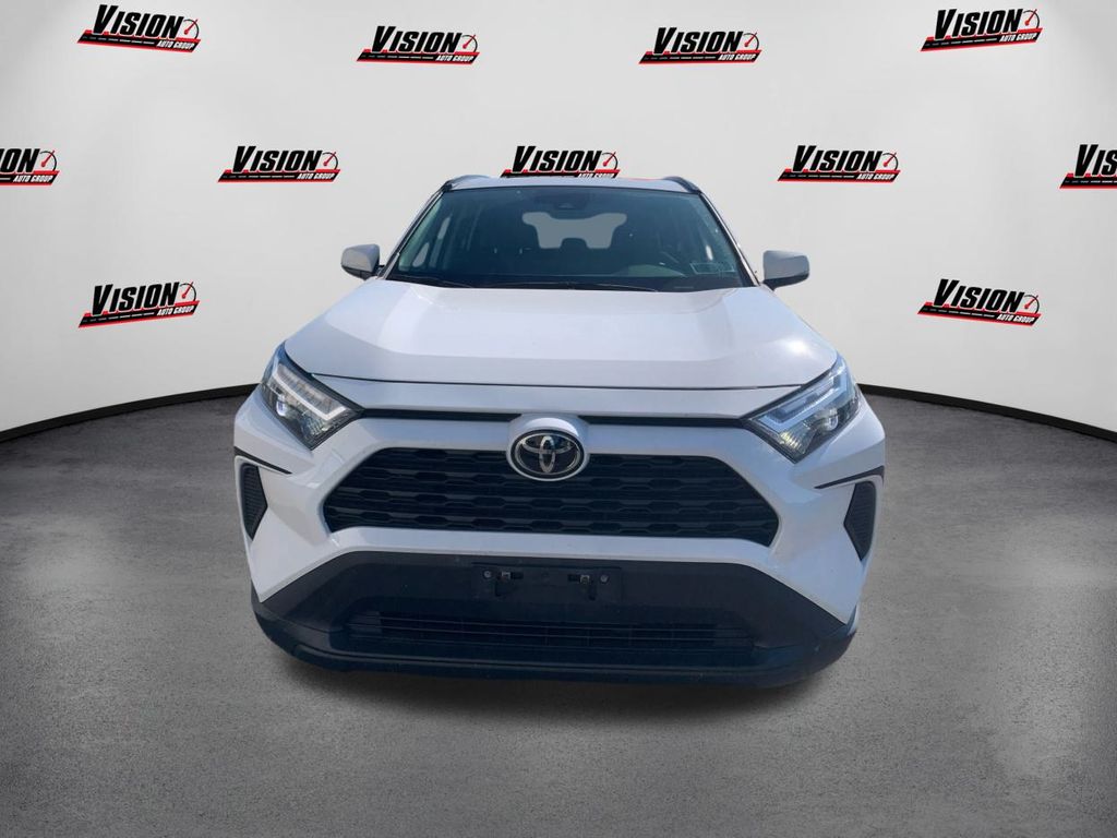 2022 Toyota RAV4 XLE photo 2
