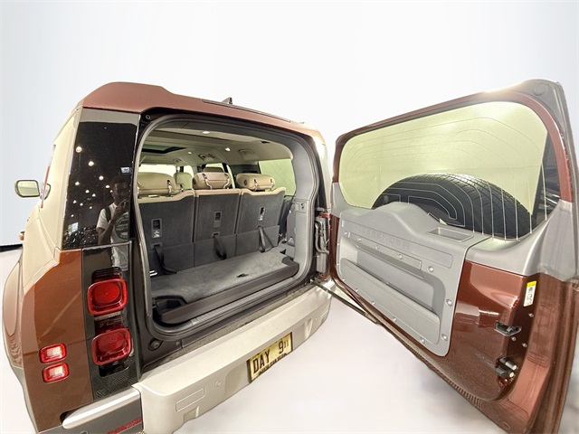 2024 Land Rover Defender 130 S photo 4