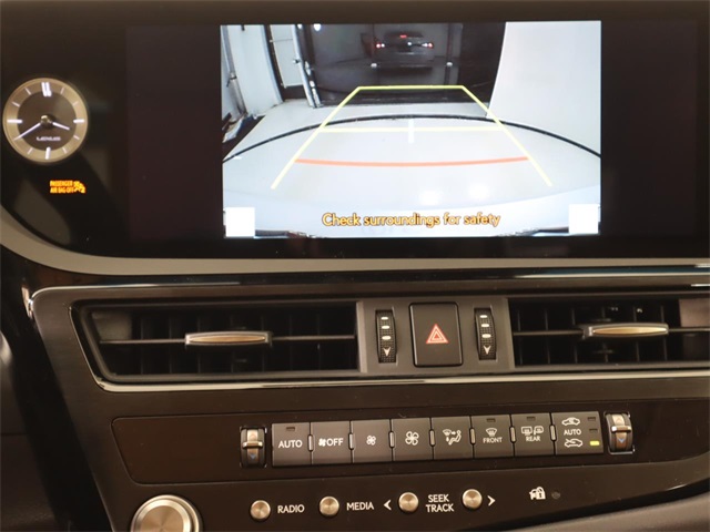 2025 Lexus ES 300h photo 17