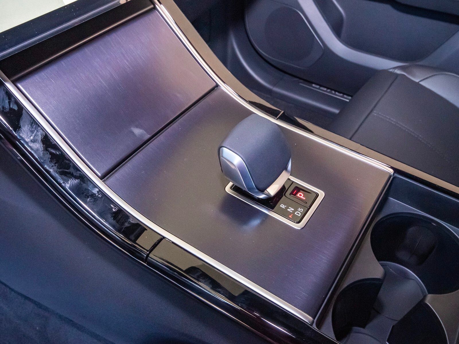 2026 Land Rover Range Rover Velar SE photo 27