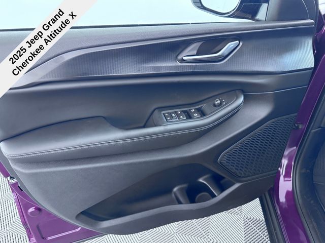 2025 Jeep Grand Cherokee Altitude photo 31