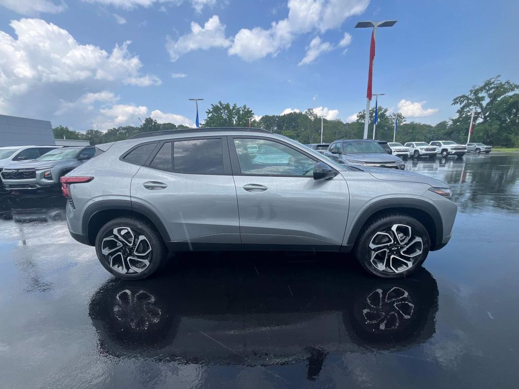 2025 Chevrolet Trax photo 8