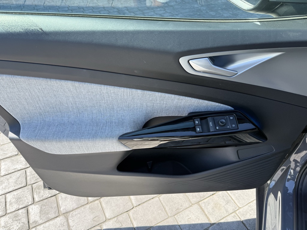 2023 Volkswagen ID.4 Pro photo 17