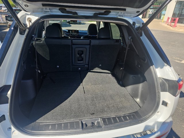 Used 2022 White Diamond Mitsubishi SE image 13