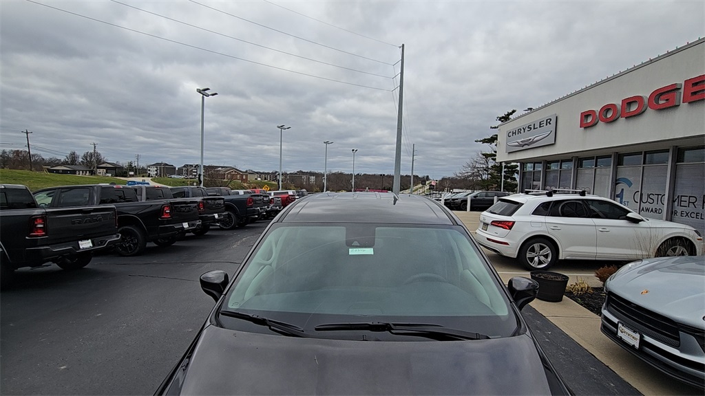 2023 Chrysler Voyager LX photo 2