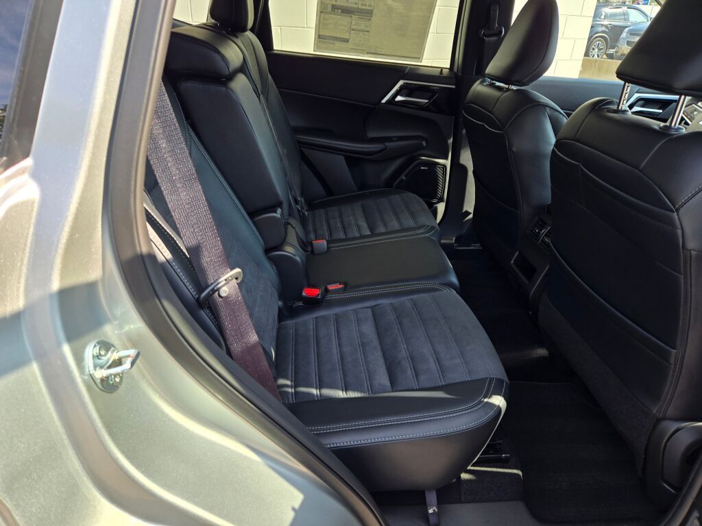 2025 Mitsubishi Outlander SE photo 6