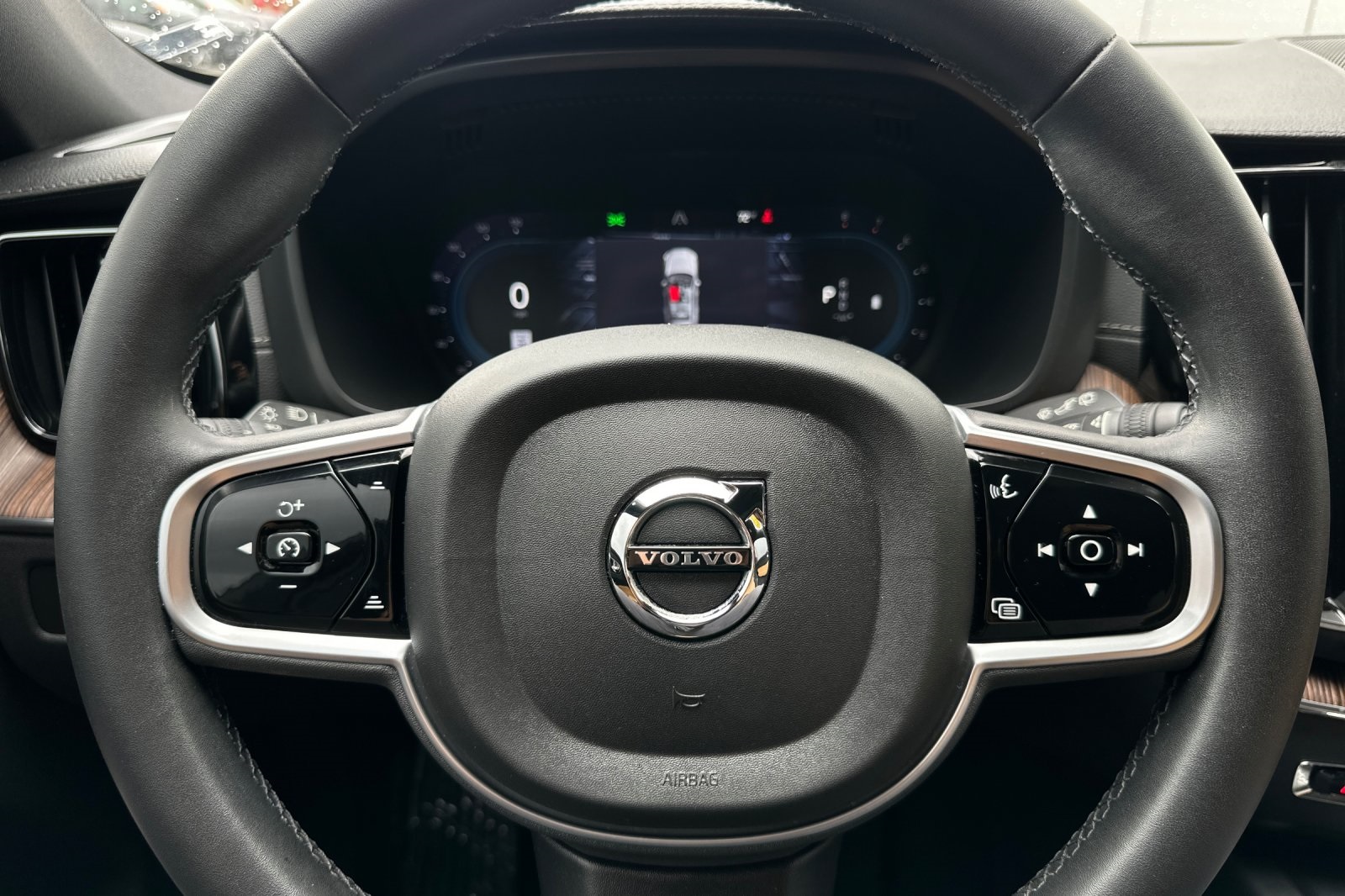2023 Volvo XC60 B5 Ultimate photo 25