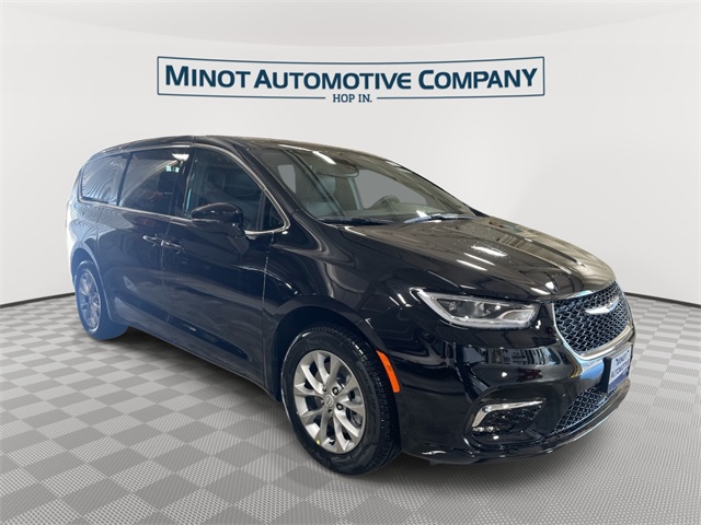 2026 Chrysler Pacifica Select's photo