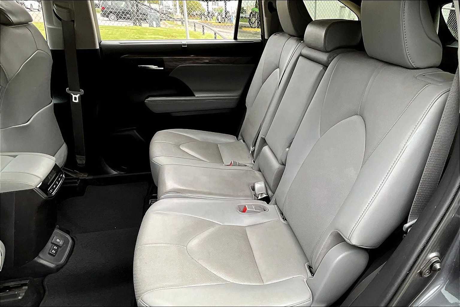 2020 Toyota Highlander Limited photo 18