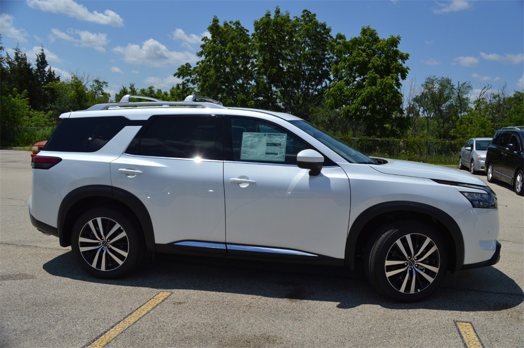 2025 Nissan Pathfinder Platinum photo 4