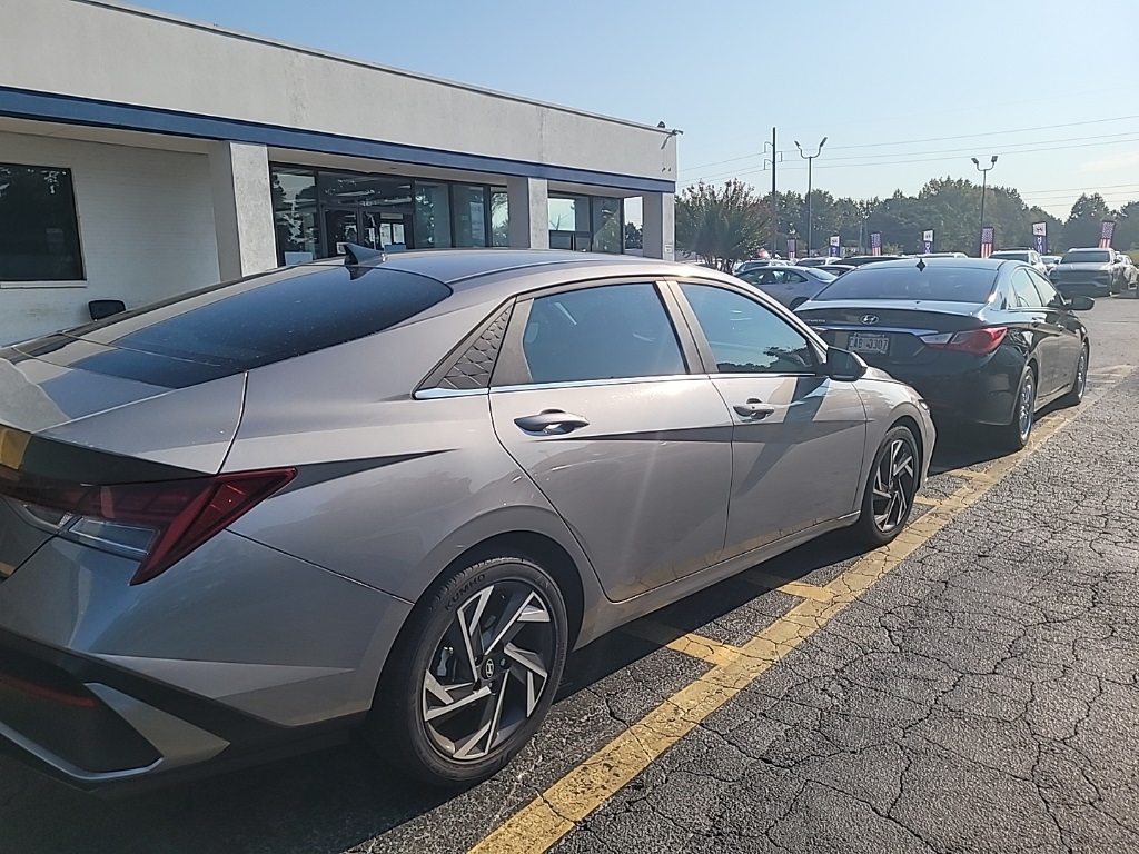 2024 Hyundai Elantra SEL Convenience photo 3