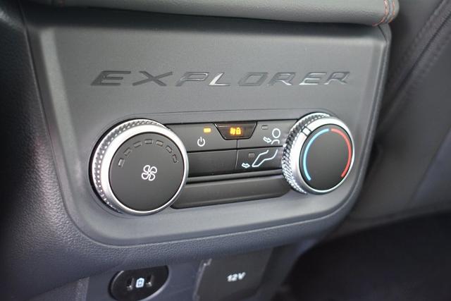 2025 Ford Explorer photo 2