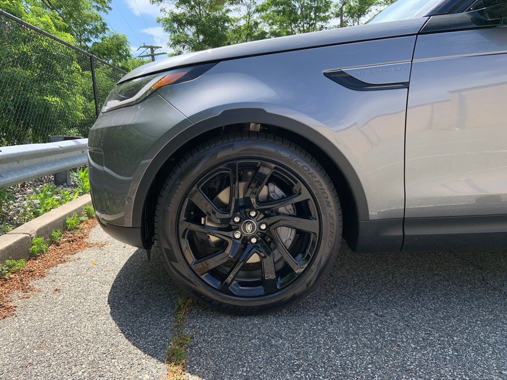 2025 Land Rover Discovery S photo 9