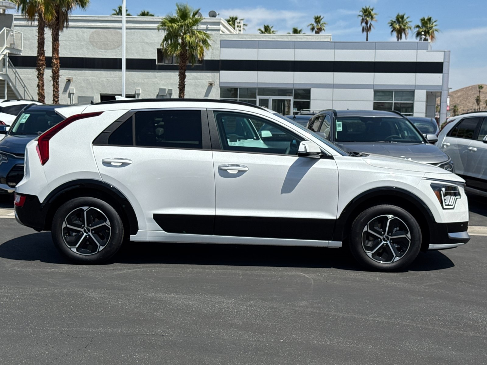 2025 Kia Niro SX photo 2
