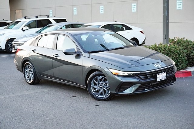 2024 Hyundai Elantra SEL photo 2