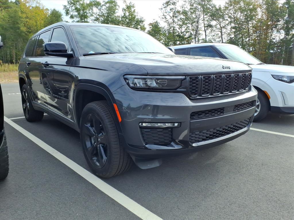 2025 Jeep Grand Cherokee Limited photo 3