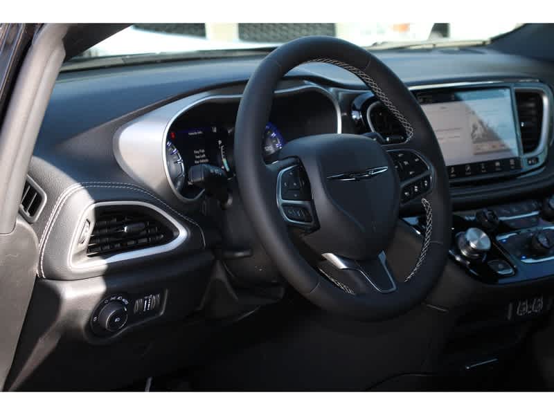 2025 Chrysler Pacifica photo 13