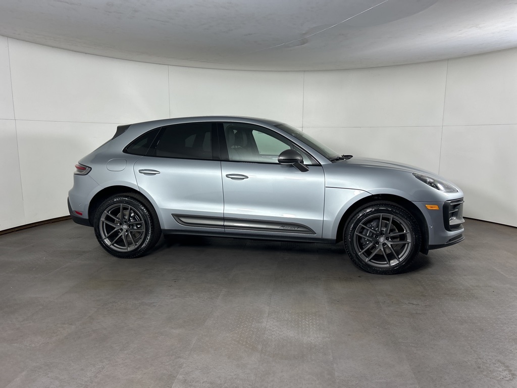 2025 Porsche Macan T photo 4
