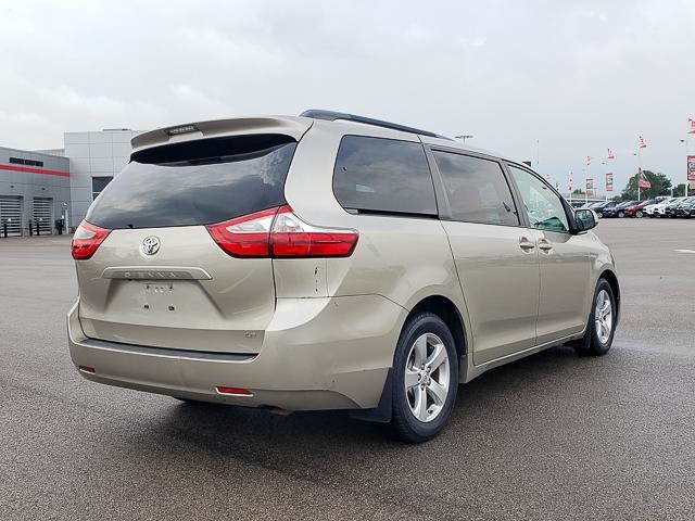 2017 Toyota Sienna LE photo 4