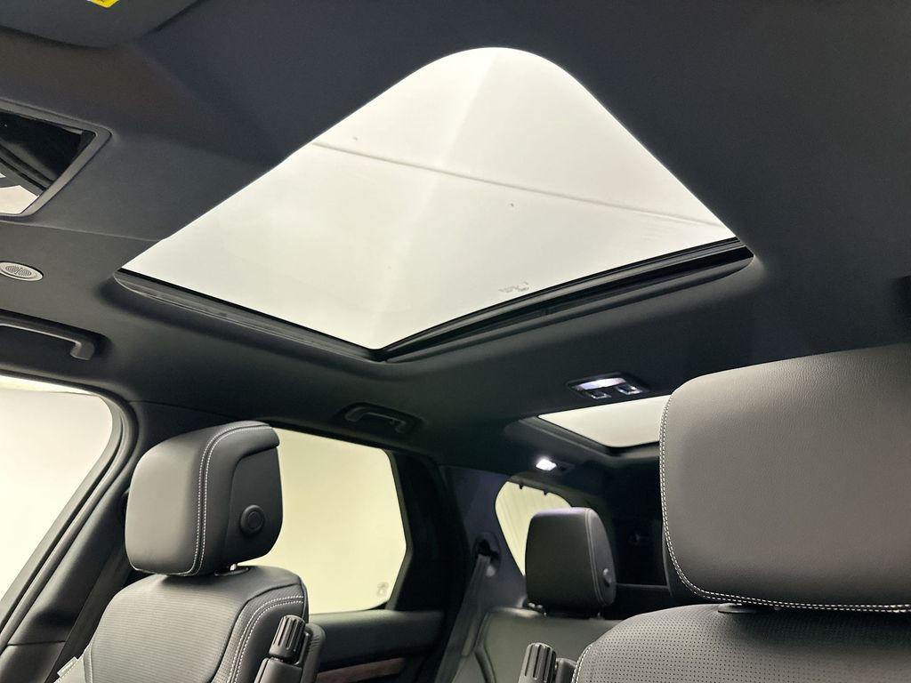 2025 Land Rover Discovery S photo 9