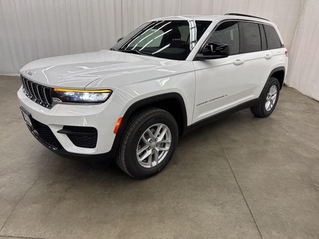 2025 Jeep Grand Cherokee Laredo Altitude photo 3