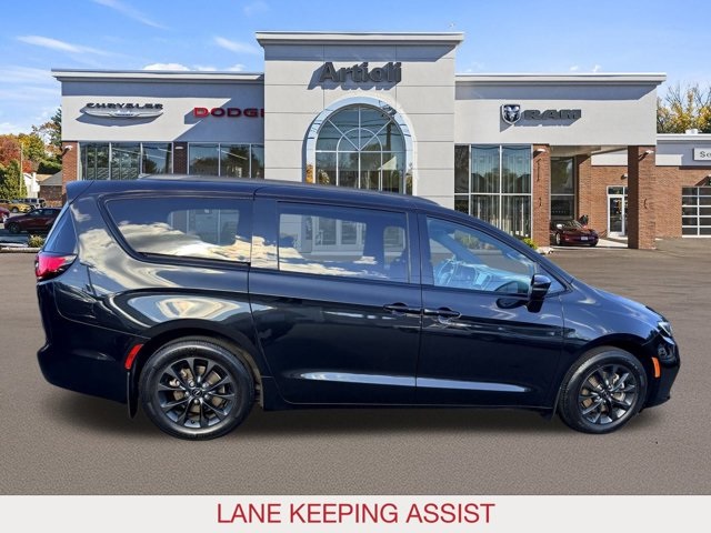 2021 Chrysler Pacifica Touring photo 3