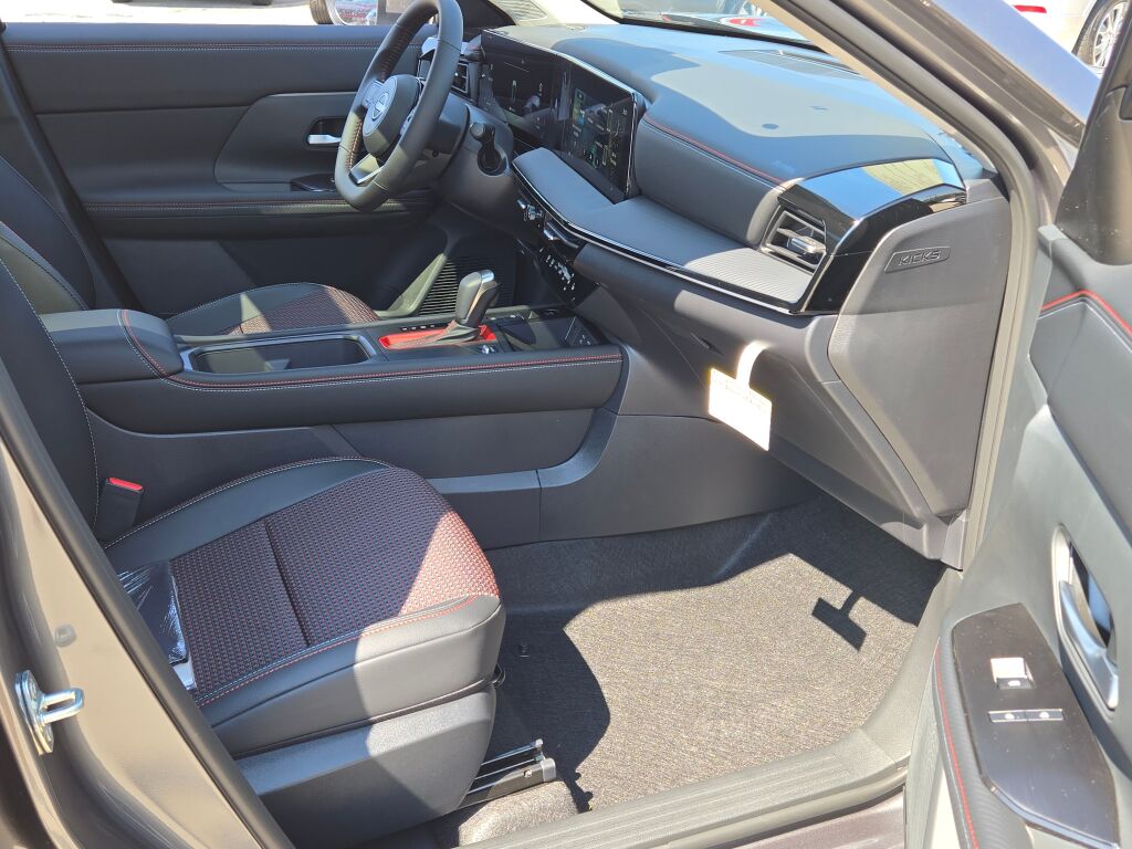 2025 Nissan Kicks SR photo 2