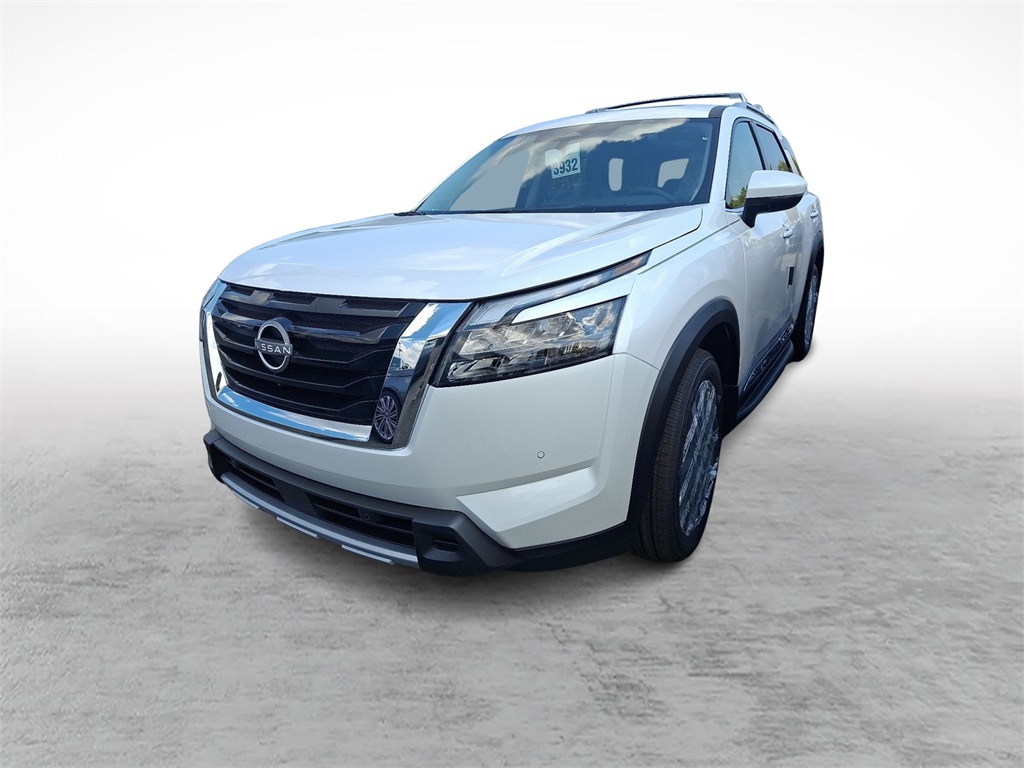 2025 Nissan Pathfinder Platinum photo 3