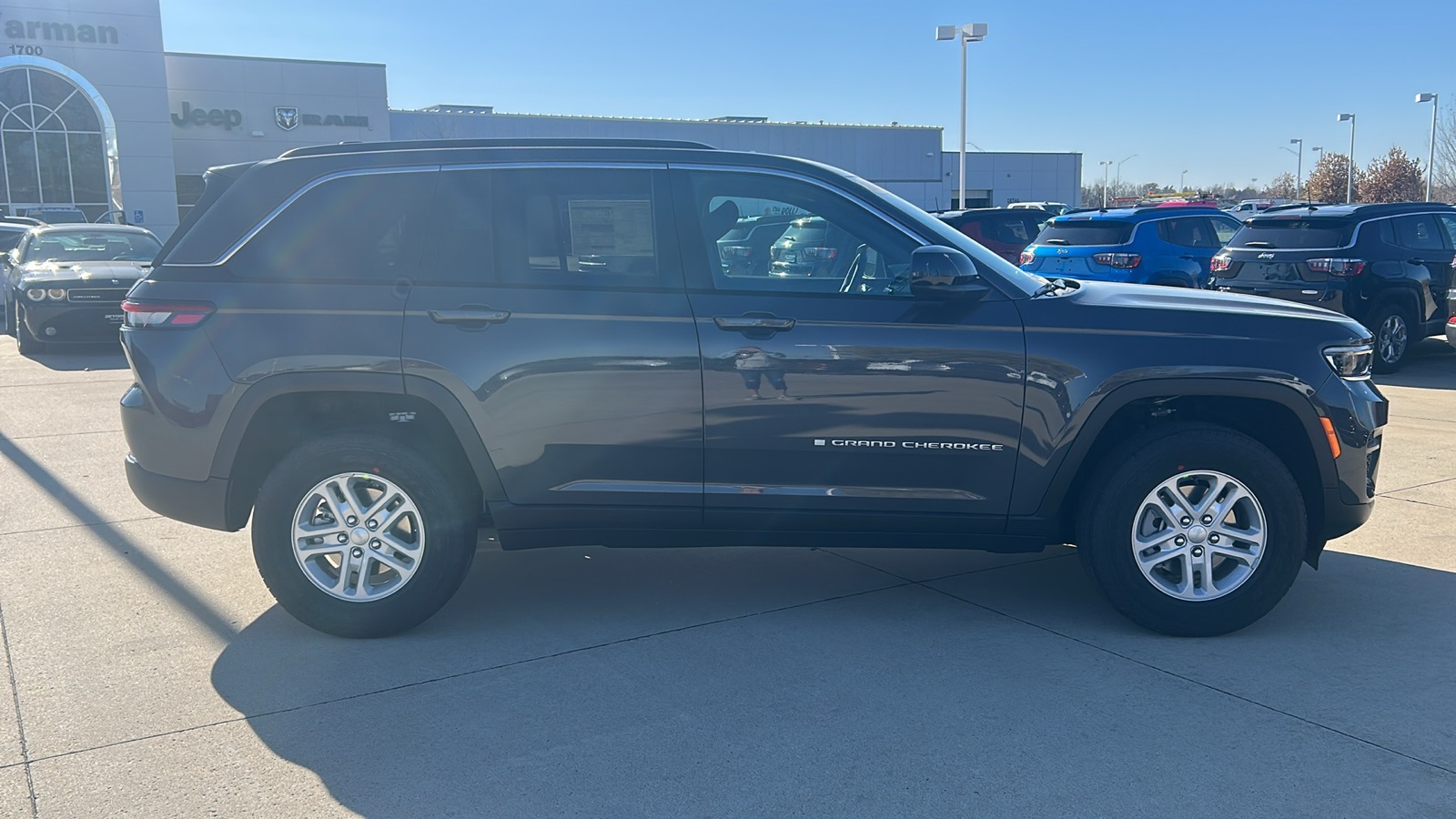 2025 Jeep Grand Cherokee Laredo photo 2