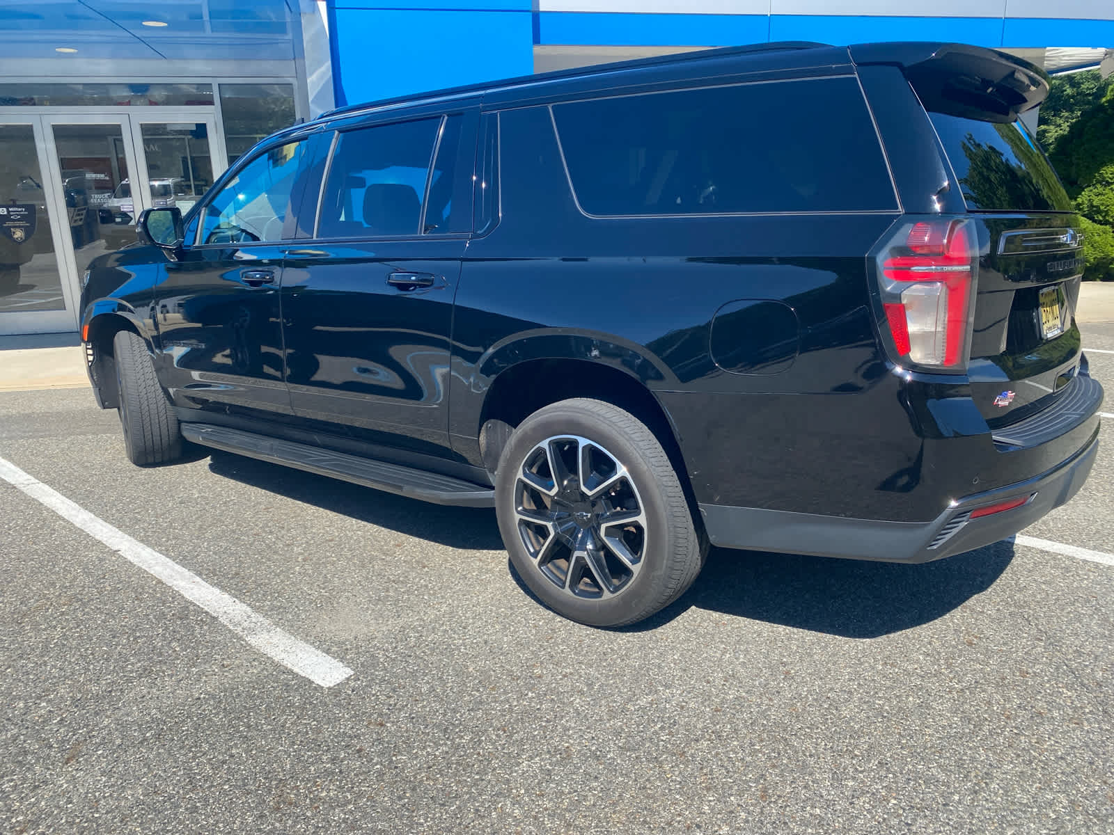 2021 Chevrolet Suburban RST photo 2