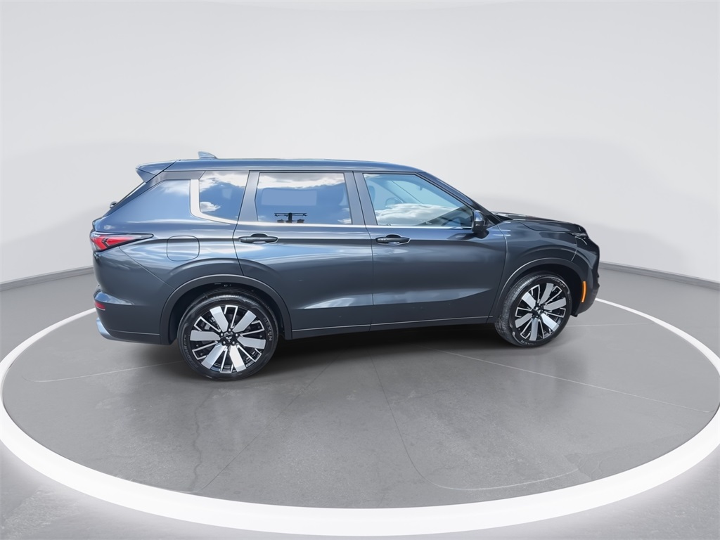 2025 Mitsubishi Outlander SE photo 3
