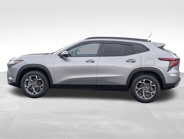2024 Chevrolet Trax LT photo 2