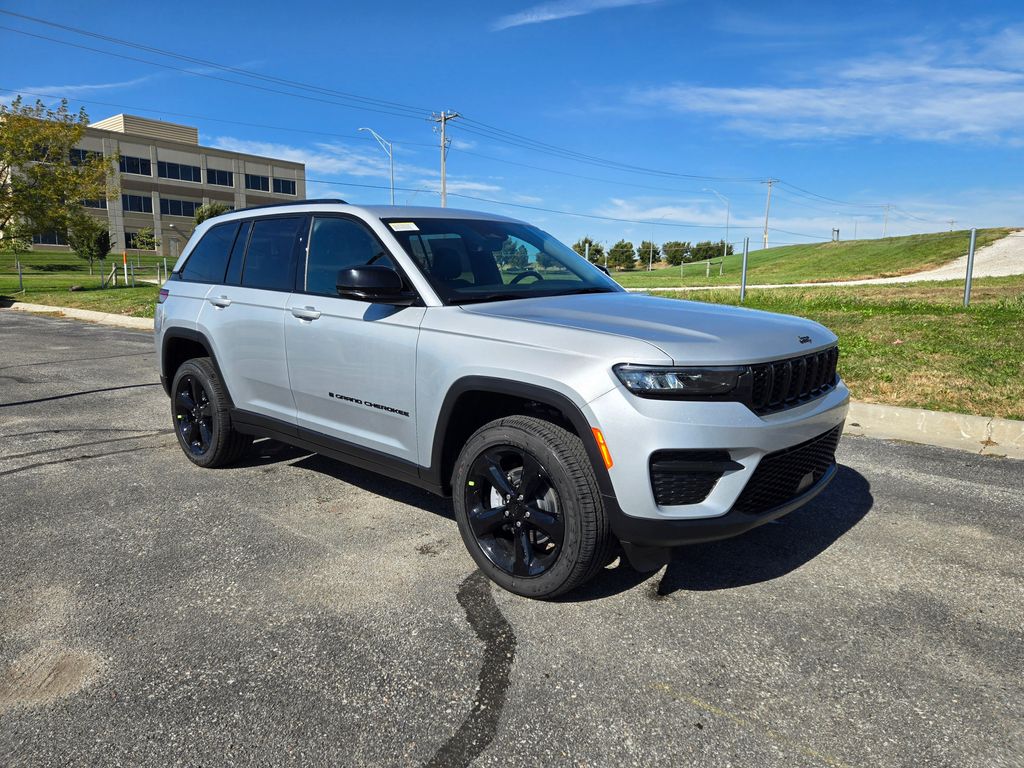 2025 Jeep Grand Cherokee Altitude's photo