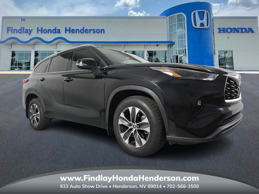 2022 Toyota Highlander XLE photo 2