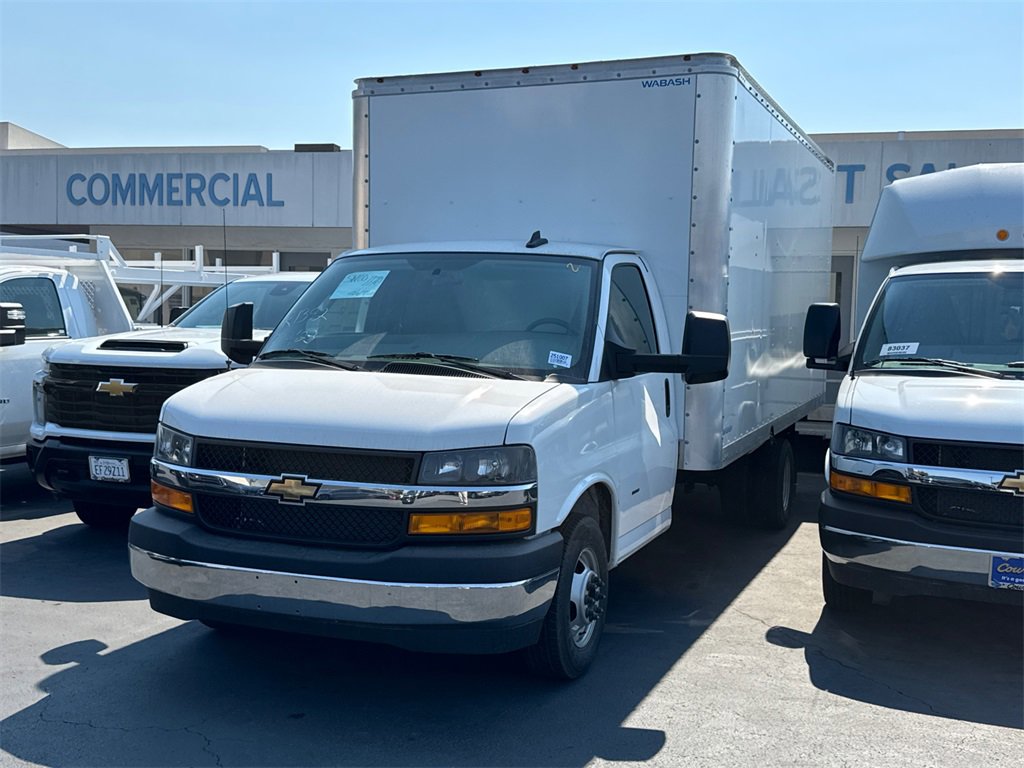2025 Chevrolet Express Cutaway 3500 photo 2