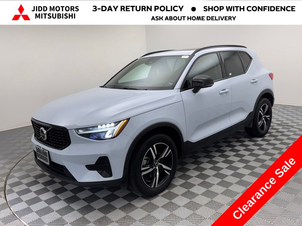 2024 Volvo XC40 Core's photo