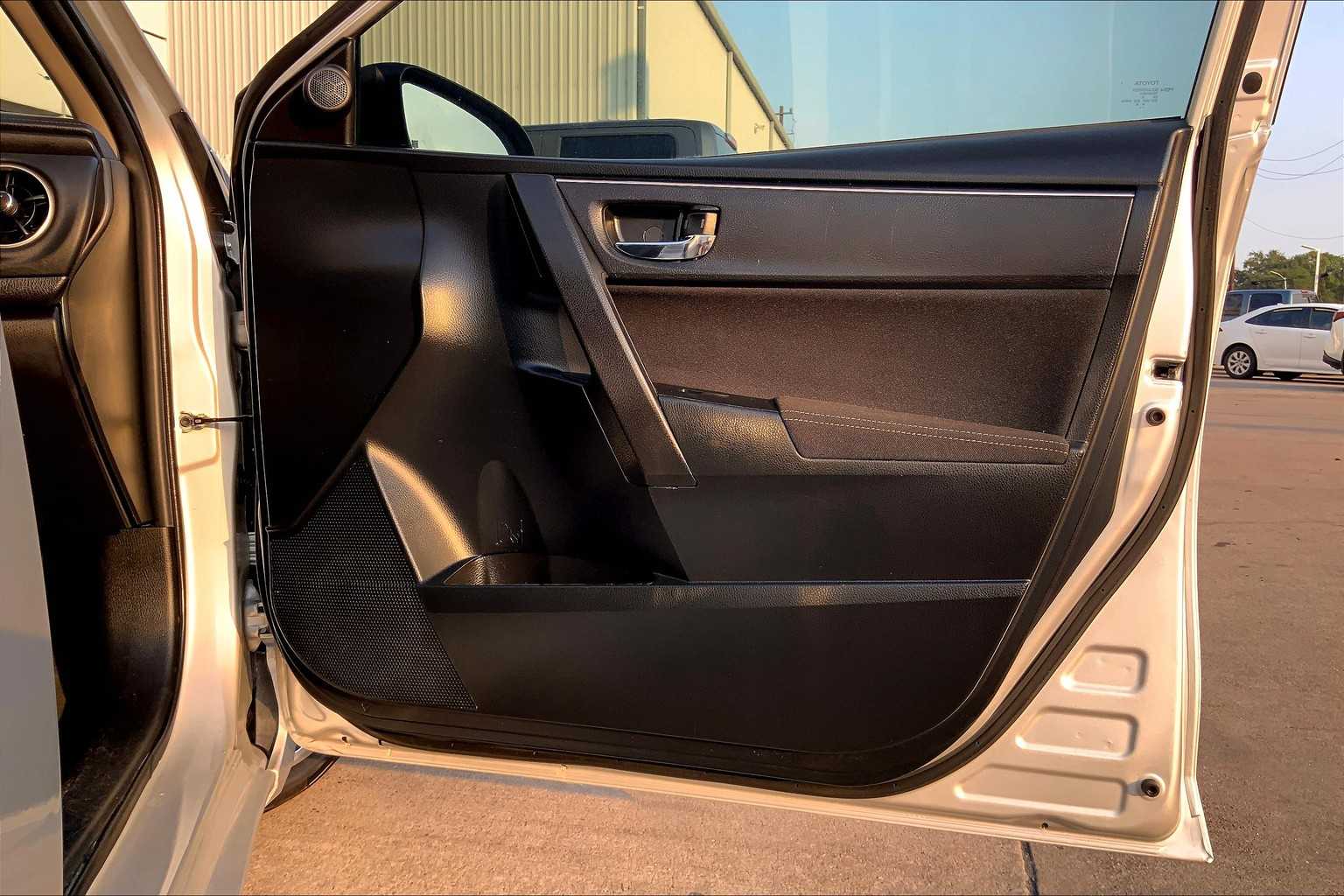 2019 Toyota Corolla LE photo 22