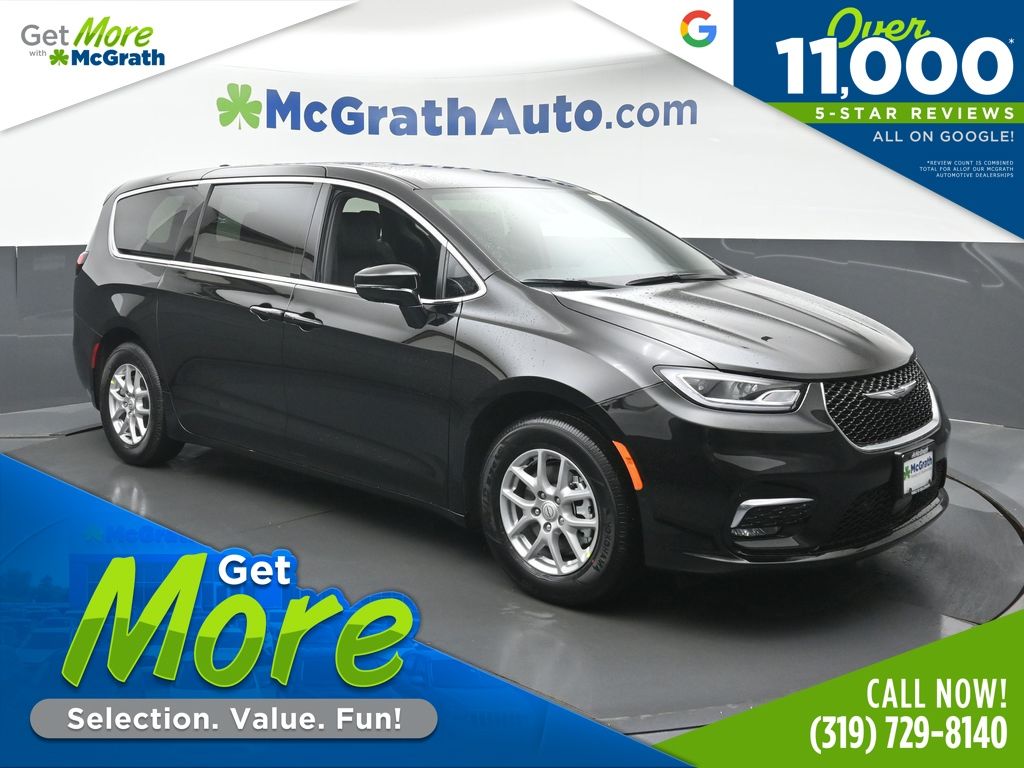 2026 Chrysler Pacifica Select's photo