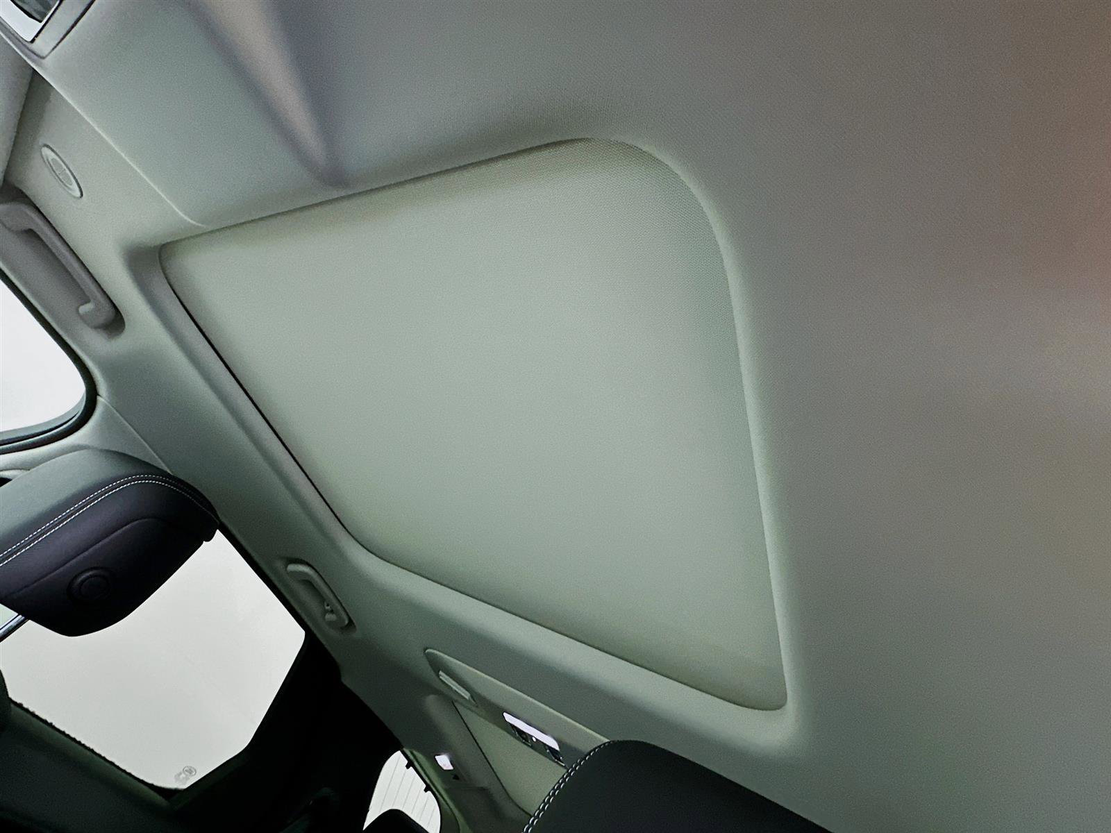2024 Land Rover Discovery S photo 14