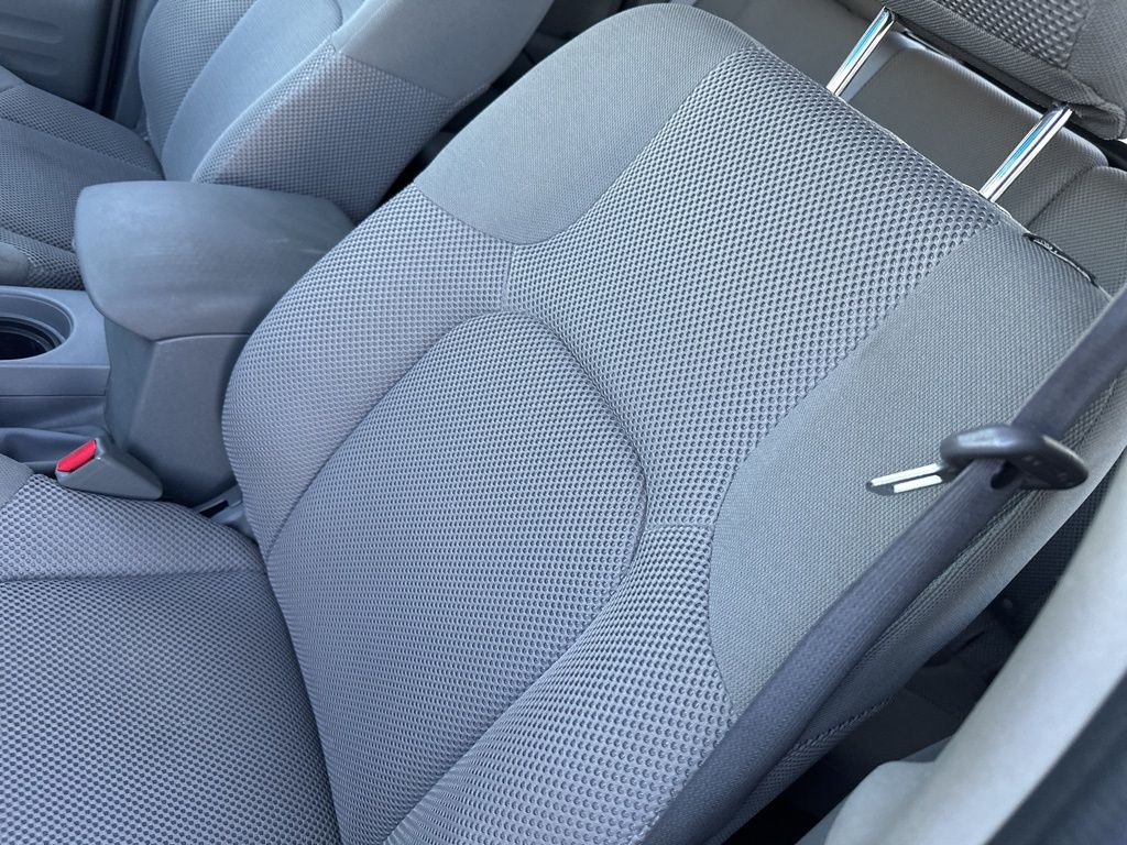 2015 Nissan Frontier SV photo 3