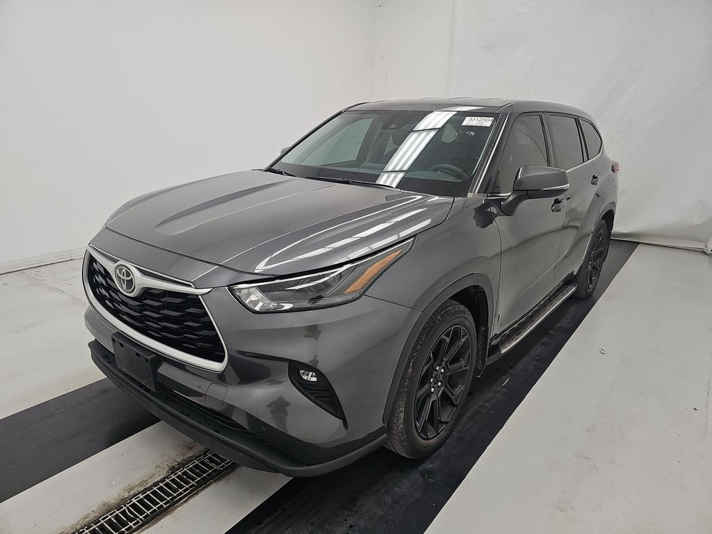 2022 Toyota Highlander LE's photo