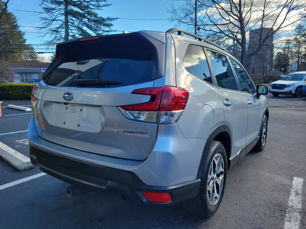 2023 Subaru Forester Premium photo 2