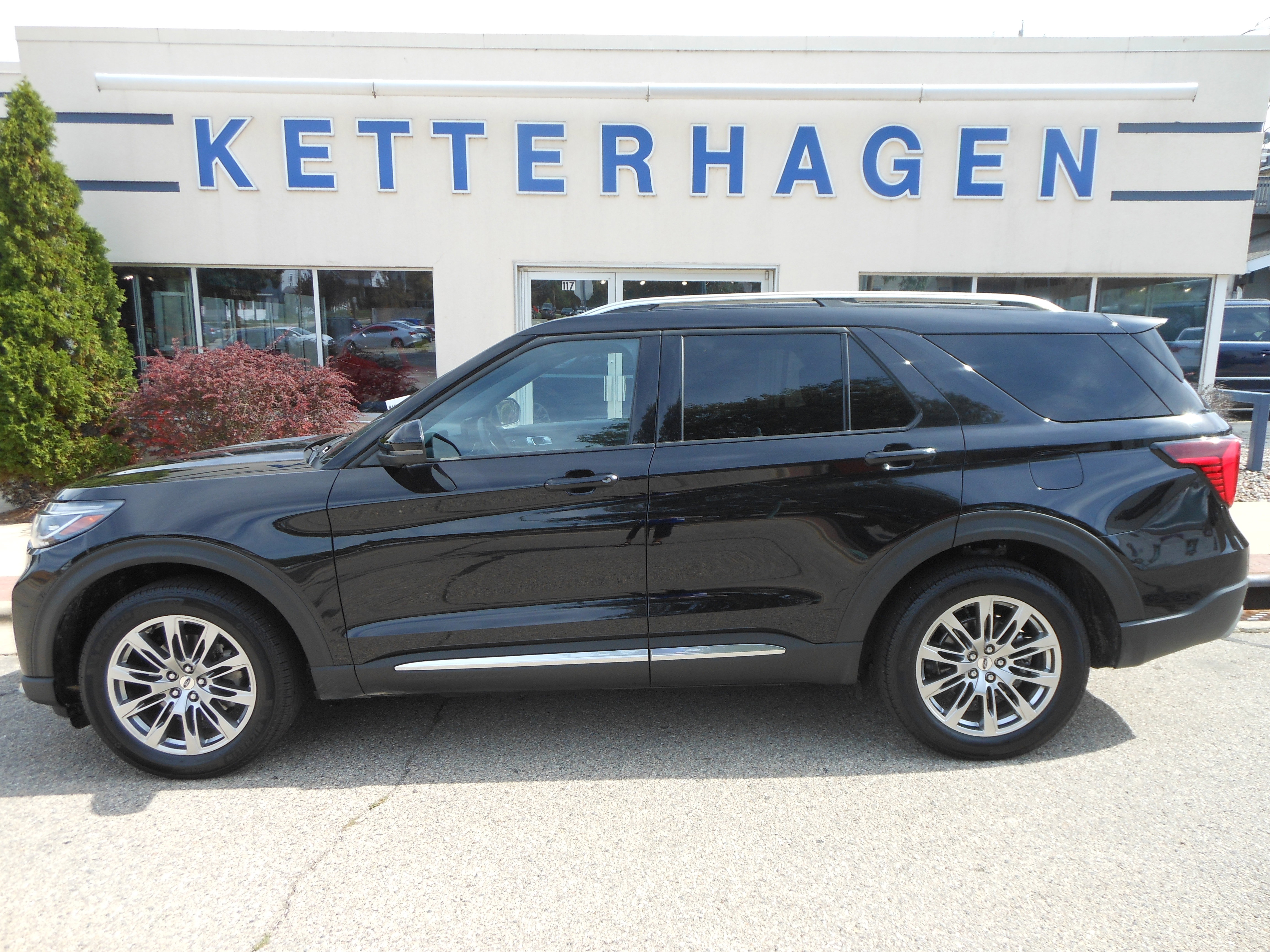 2025 Ford Explorer Platinum's photo