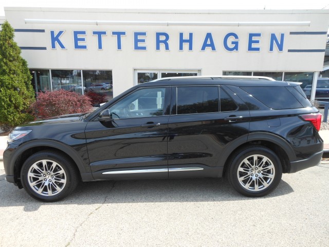 2025 Ford Explorer Platinum's photo