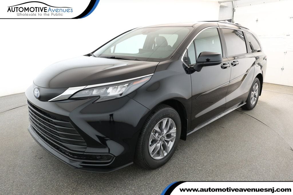 2025 Toyota Sienna LE's photo