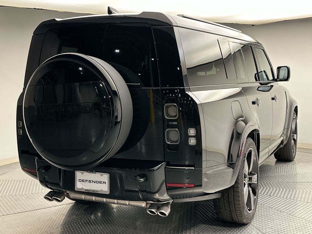 2025 Land Rover Defender 130 V8 photo 2