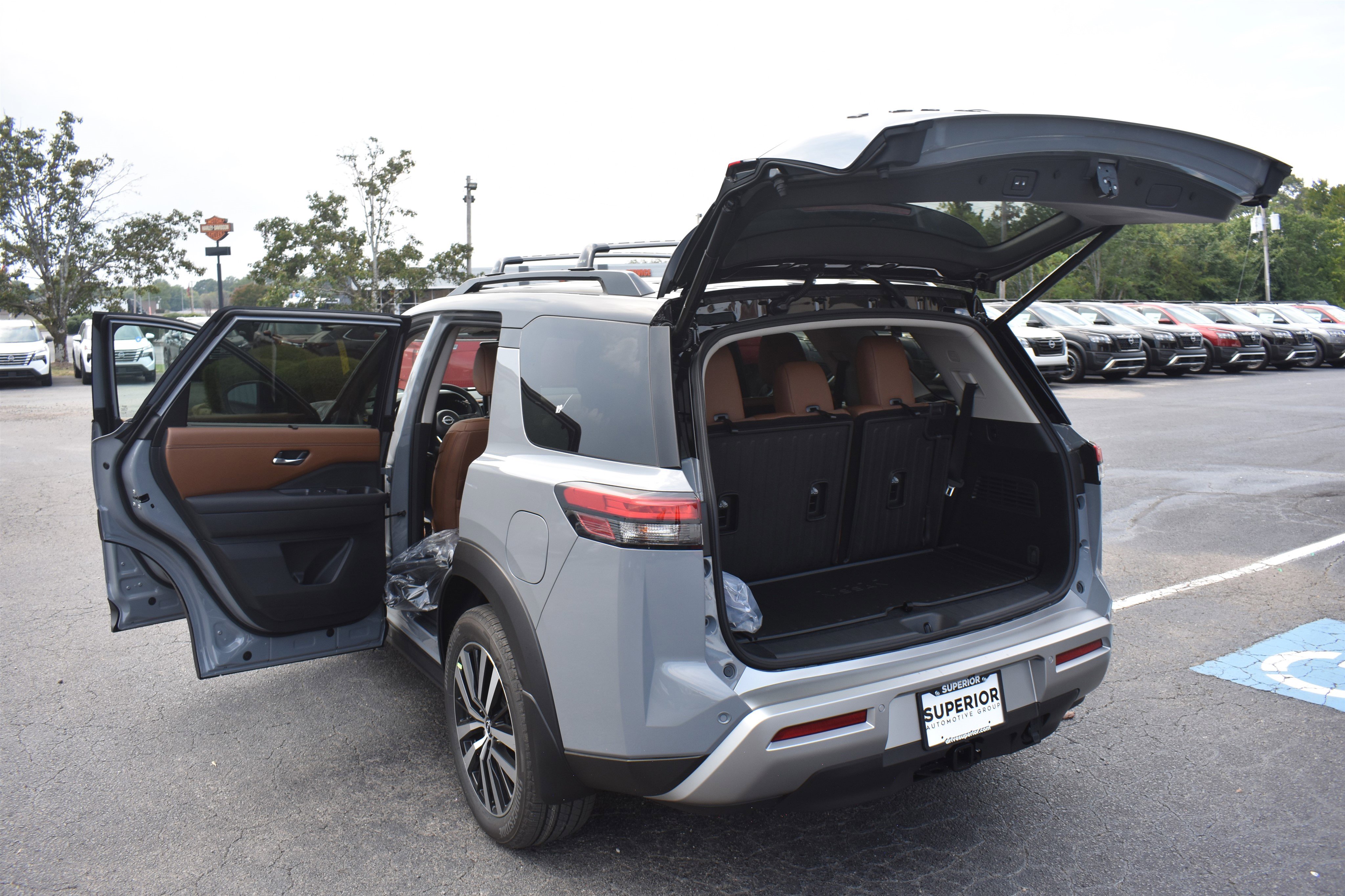 2025 Nissan Pathfinder Platinum photo 7