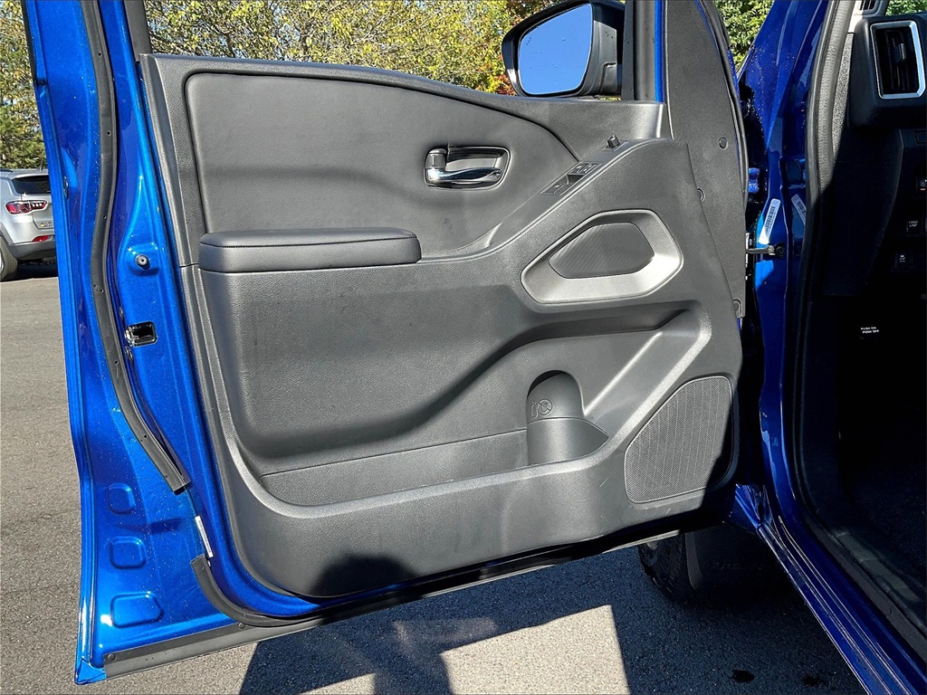 2025 Nissan Frontier SV photo 9