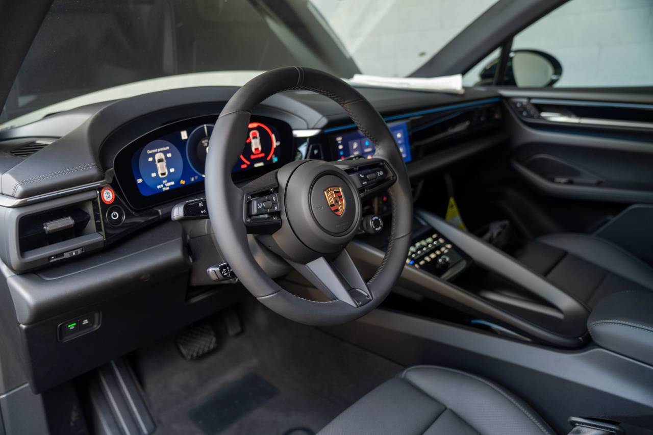 2025 Porsche Macan 4 Electric photo 4